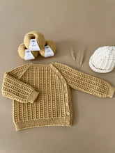 Last inn bildet i Galleri-visningsprogrammet, LinÅker KnappeGenser Baby (strikkepakke)

